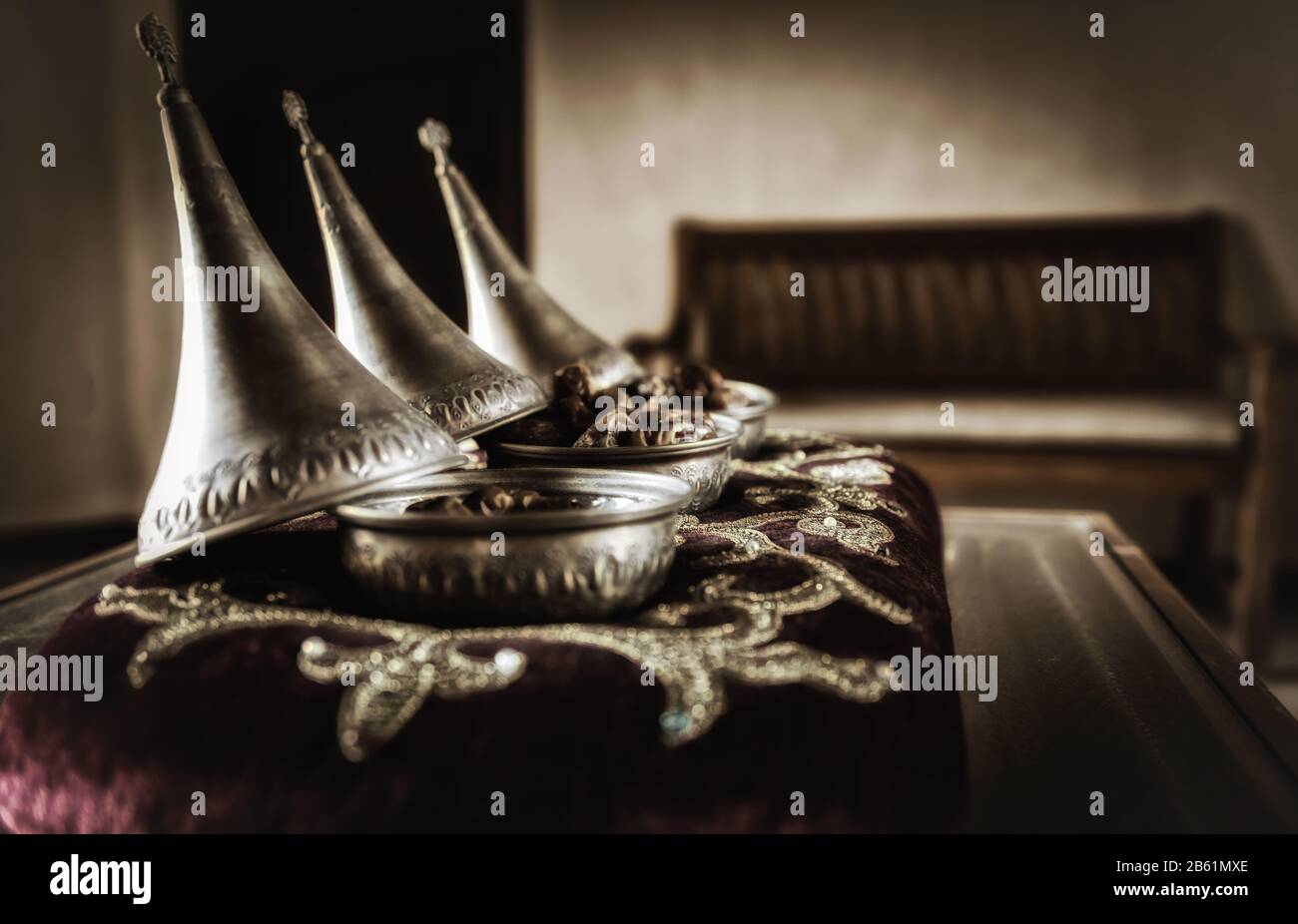 De délicieuses dates sont servies dans de magnifiques bols conçus dans un style arabe Banque D'Images