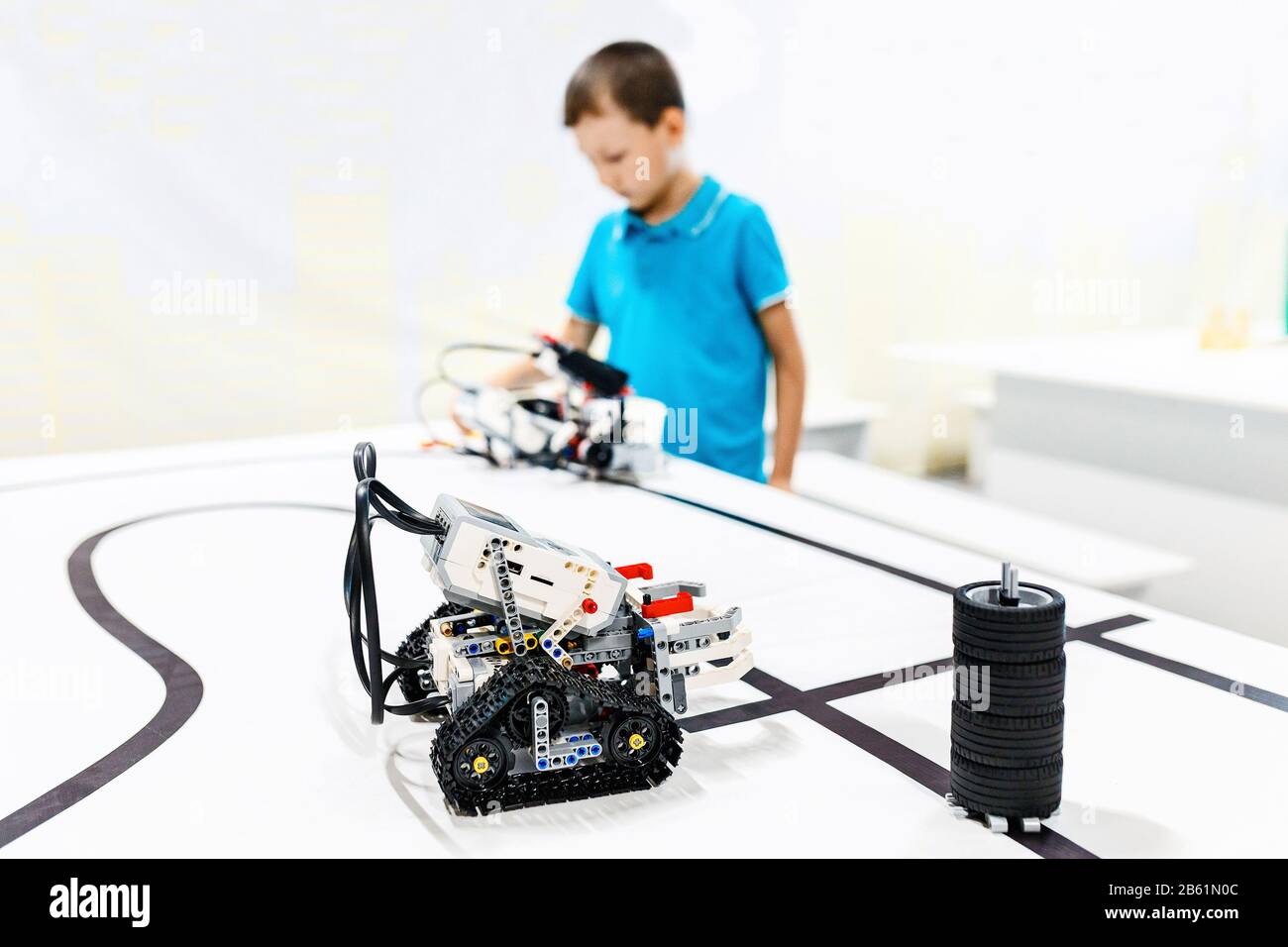 Genius Kid travaillant et jouant avec des robots et des microcontrôleurs auto-fabriqués Banque D'Images