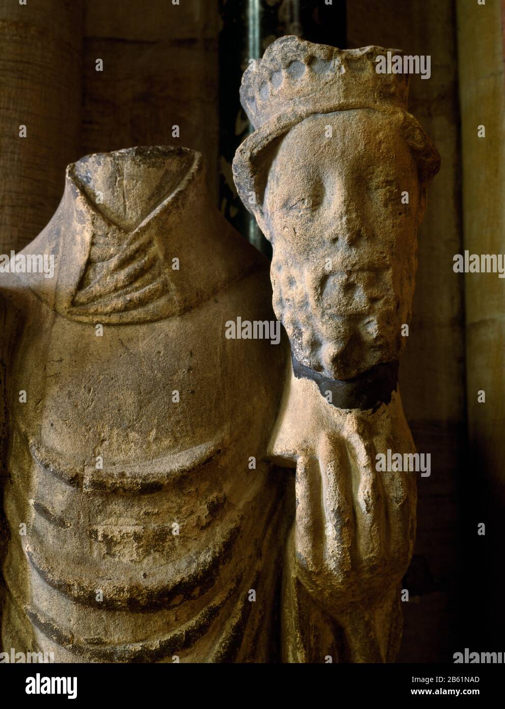 Une statue endommagée, retirée d'une niche dans la tour centrale de la cathédrale de Durham, en Angleterre, au Royaume-Uni, de St Cuthbert, tenant la tête DU roi A-S St Oswald. Banque D'Images