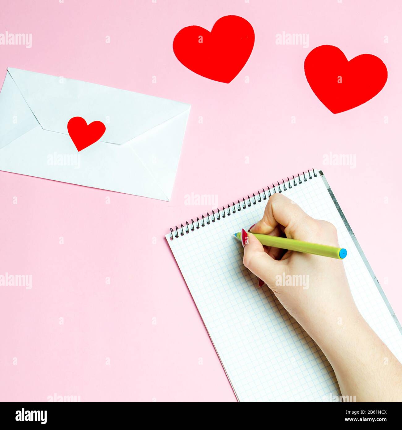 Fille Ecrit Une Lettre D Amour Concept De Saint Valentin Carte De Vœux Valentin Declaration D Amour Invitation De Mariage Cœur Rouge Fond Rose Afficher Photo Stock Alamy
