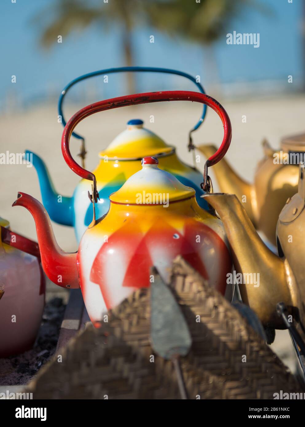 thé et café arabes sur feu ouvert à la plage Banque D'Images