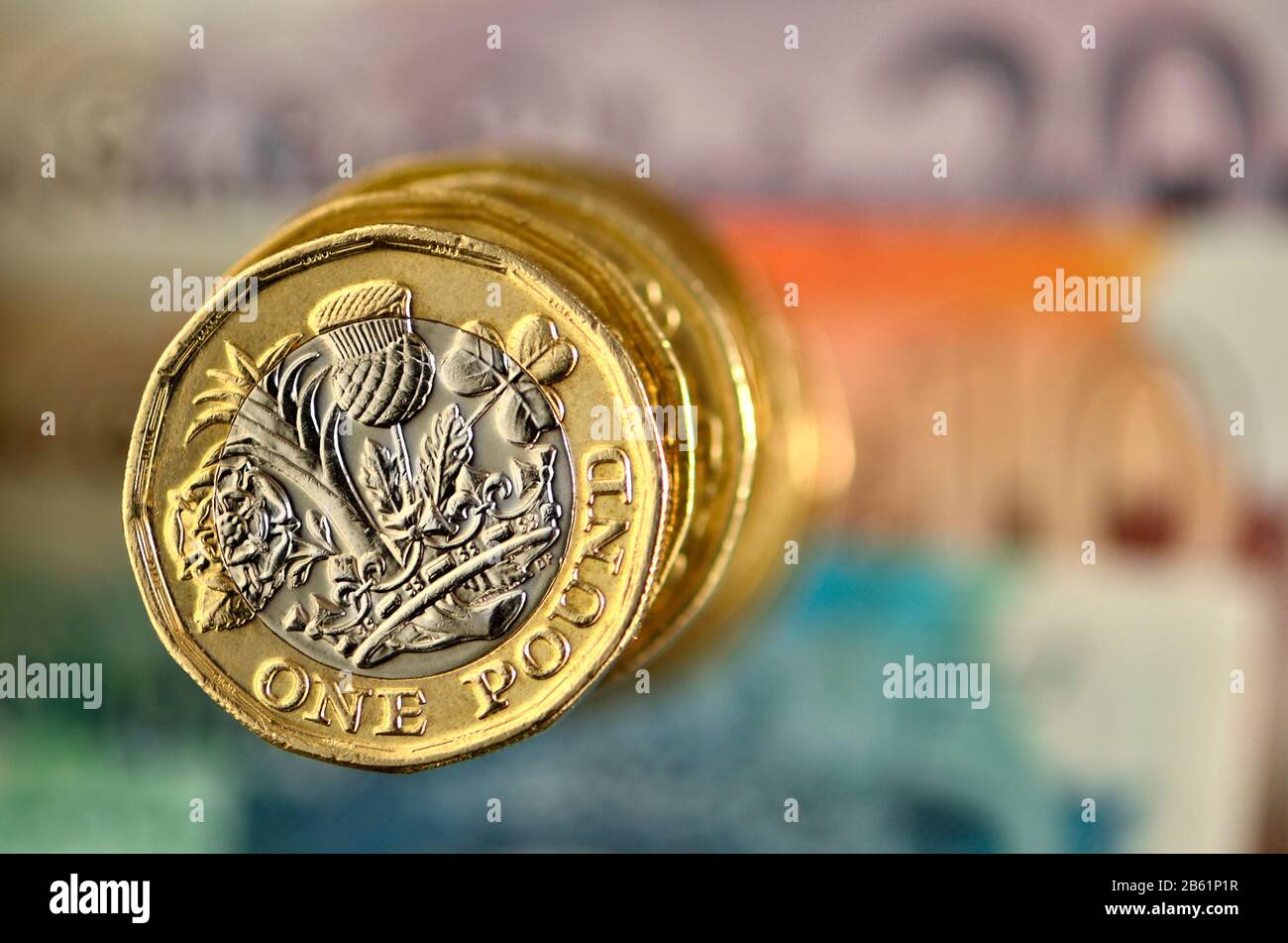 Pile de pièces de monnaie en livre britannique sur les billets de banque Banque D'Images