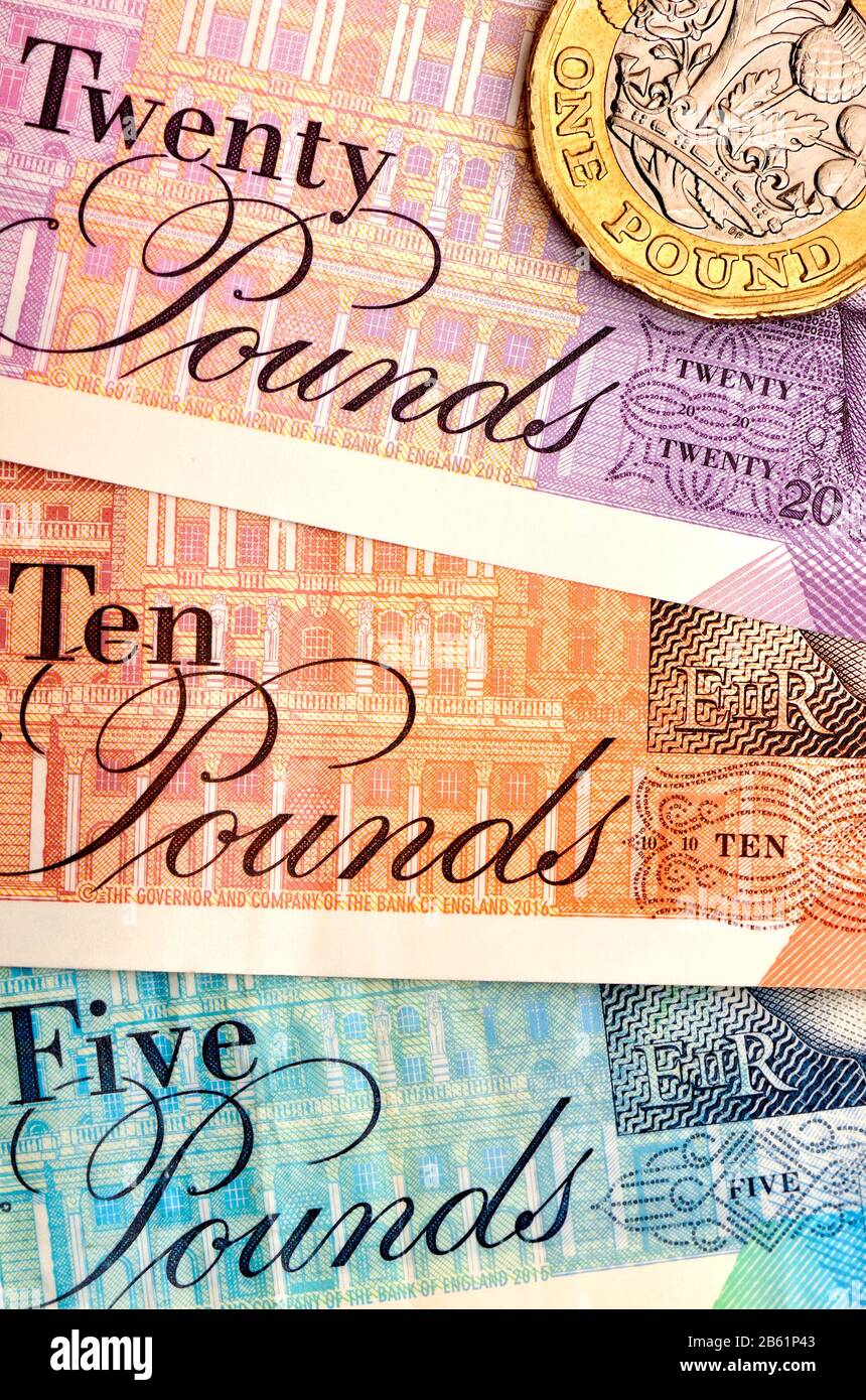 Nouveau polymère britannique billet de 5 £, 10 £ et 20 £ et une pièce de monnaie en livre Banque D'Images