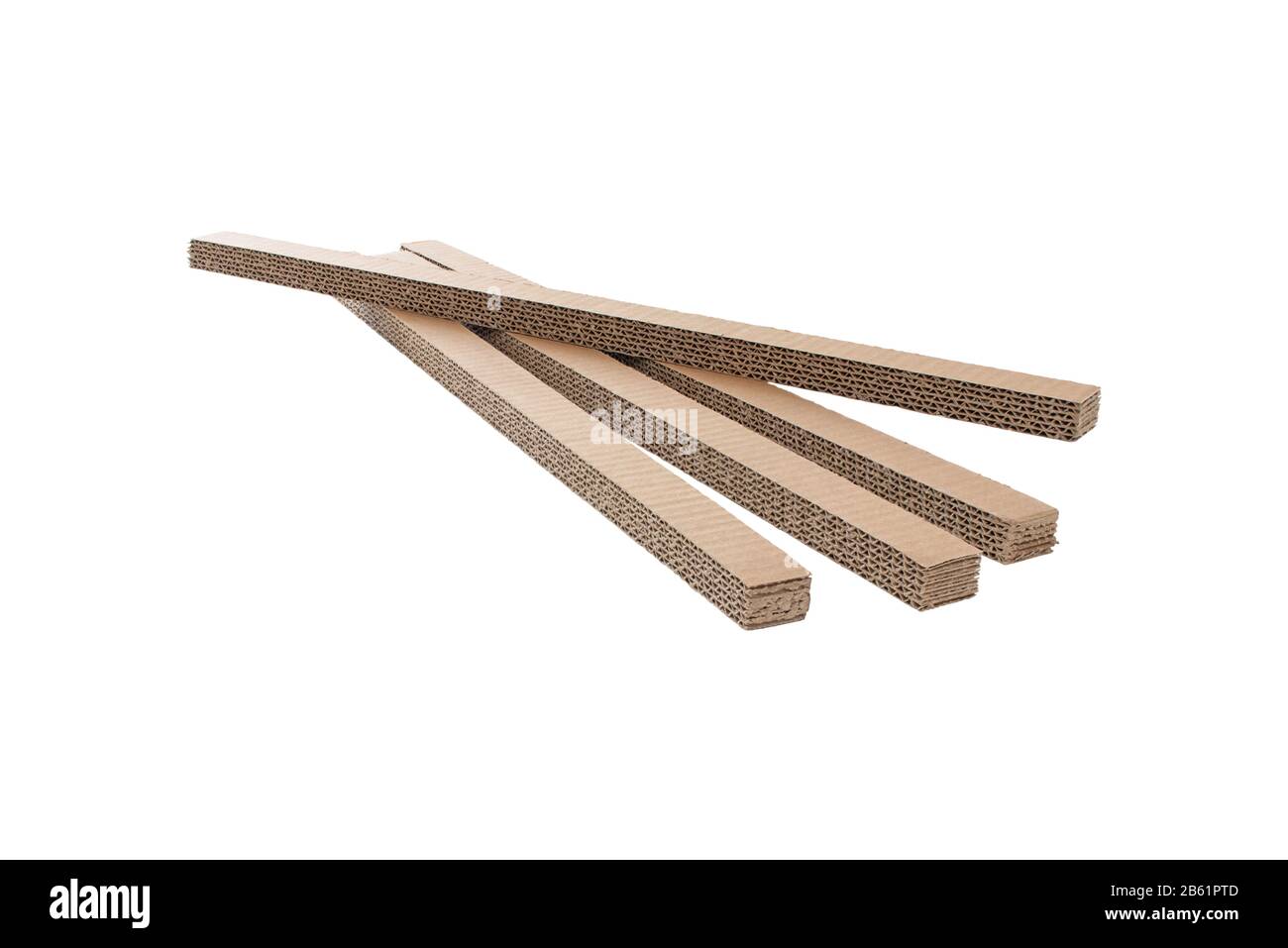 Panneaux étroits en carton ondulé isolés sur blanc. Pièces d'emballage intérieures en carton de fibres de bois. Banque D'Images