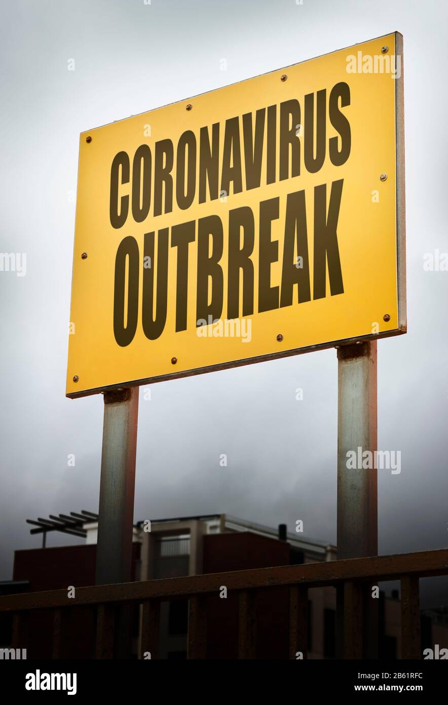 Signe d'avertissement de danger jaune d'éclosion de la maladie du coronavirus. Banque D'Images