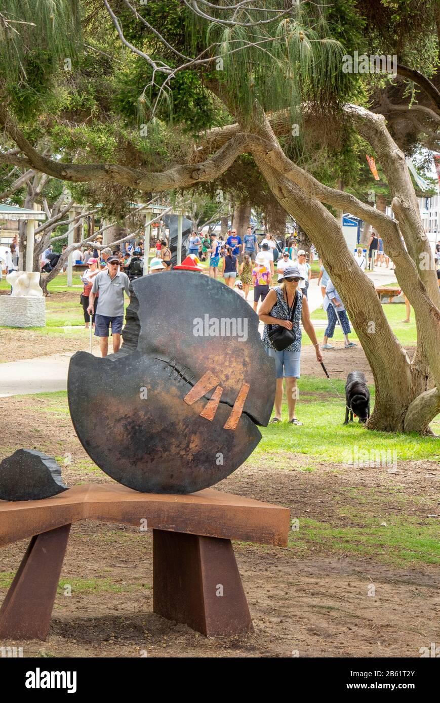 J'ai mis la lune sur la table mais elle était cassée et je vais la réparer Yoshio Nita Sculpture par l'exposition de la mer Cottesloe Beach Perth WA Australie Banque D'Images