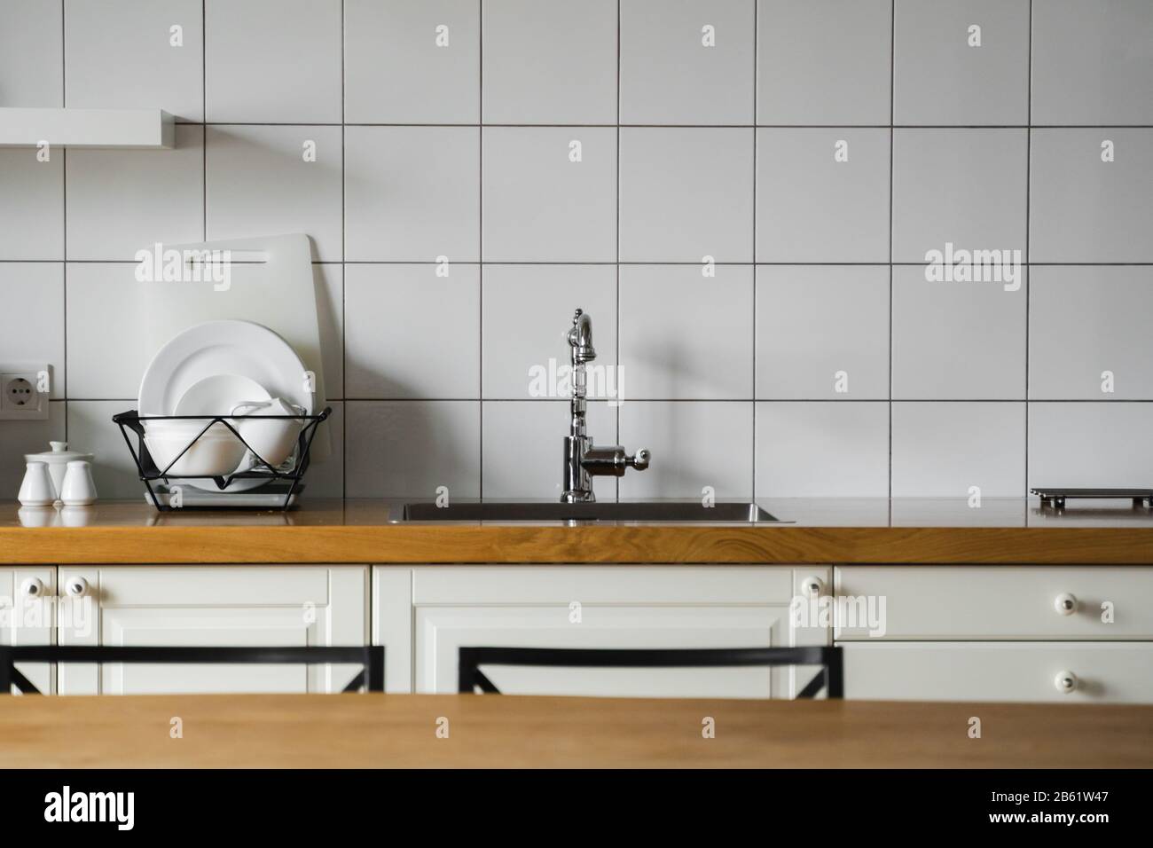 Évier et robinet de cuisine. Évier de cuisine en acier inoxydable et eau du robinet. L'intérieur de la cuisine moderne dans l'appartement loft. Appareils Intégrés. Banque D'Images