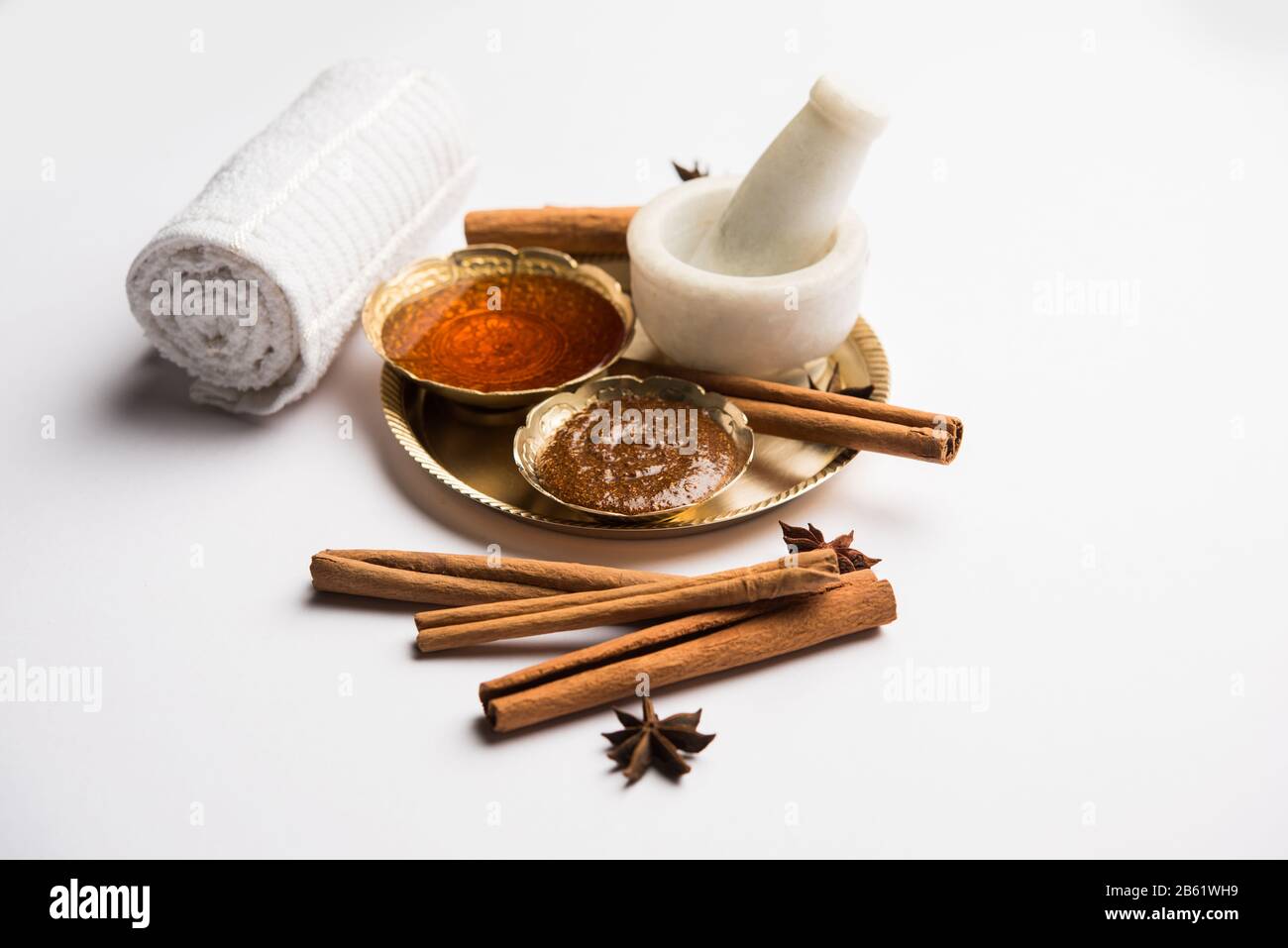 Cannelle miel masque ayurvédique fait à l'aide de daalacheenee ou de poudre  de Dalchini mélangé avec Shahad, foyer sélectif Photo Stock - Alamy