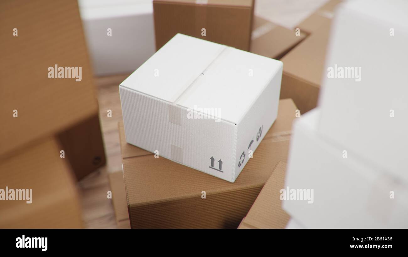 Tas de boîtes en carton pour la livraison de marchandises, colis, boîtes En Carton à la maison dans une pièce sur un plancher en bois. Livraison de colis, colis Banque D'Images