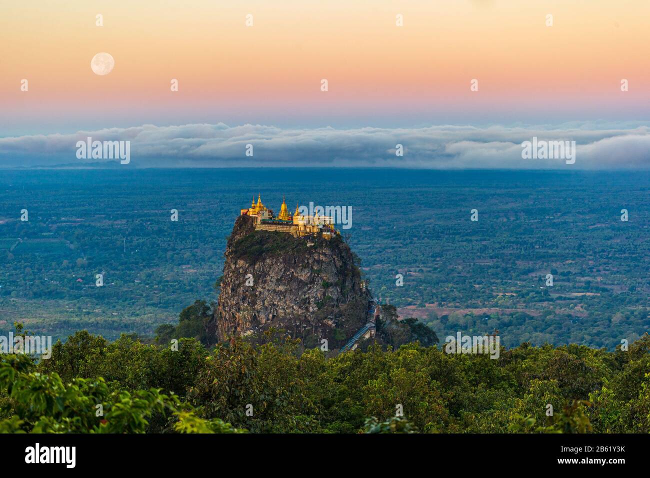 Incroyable Monastère De Taung Kalat Près De Bagan, Myanmar Banque D'Images