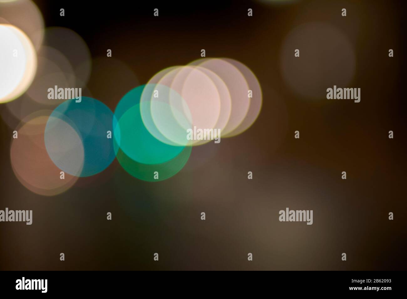 Détails de la voiture, des panneaux et des lumières de la ville au crépuscule avec effet bokeh Banque D'Images