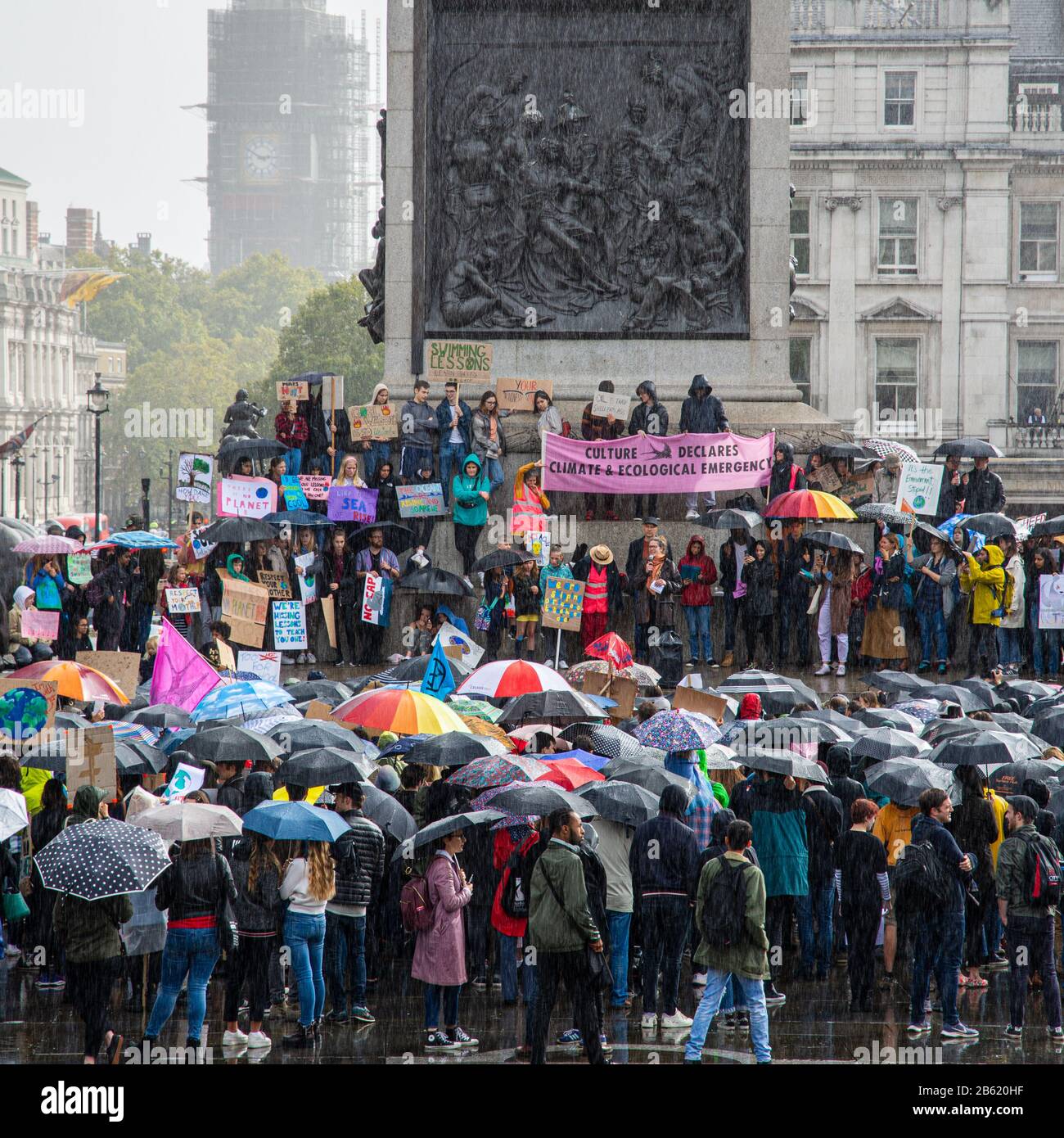 Londres, Angleterre, Royaume-Uni - 27 septembre 2019 : les manifestants se rassemblent dans le rail pour un vendredi Pour la Future manifestation sur le climat à Trafalgar Squar à Londres Banque D'Images
