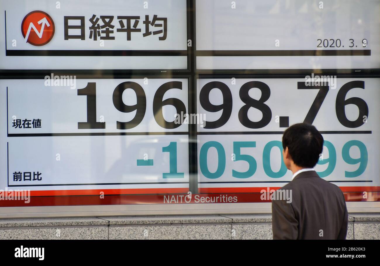 Tokyo, Japon. 9 mars 2020. Le travailleur de bureau a l'air d'afficher des panneaux d'affichage électroniques à Tokyo, au Japon, le lundi 9 mars 2020. Le prix de clôture moyen Nikkei a chuté en dessous de 20 000 Yen ligne pour la première fois en 14 mois. Photo de Keizo Mori/UPI crédit: UPI/Alay Live News Banque D'Images