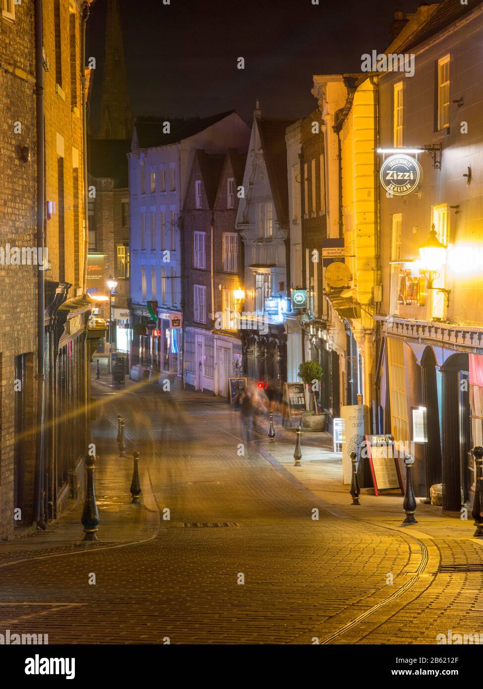 Durham, Angleterre, Royaume-Uni - 29 janvier 2017 : les piétons traversent les boutiques et les restaurants de Saddler Street à Durham la nuit. Banque D'Images