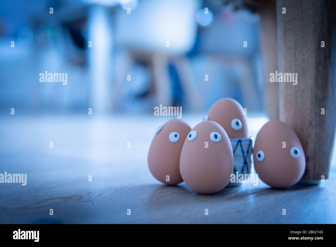 Un groupe d'oeufs de Pâques avec des yeux drôles est caché tôt le matin, les enfants doivent les chercher. Joyeuses Pâques, thème de Pâques, contexte, Banque D'Images