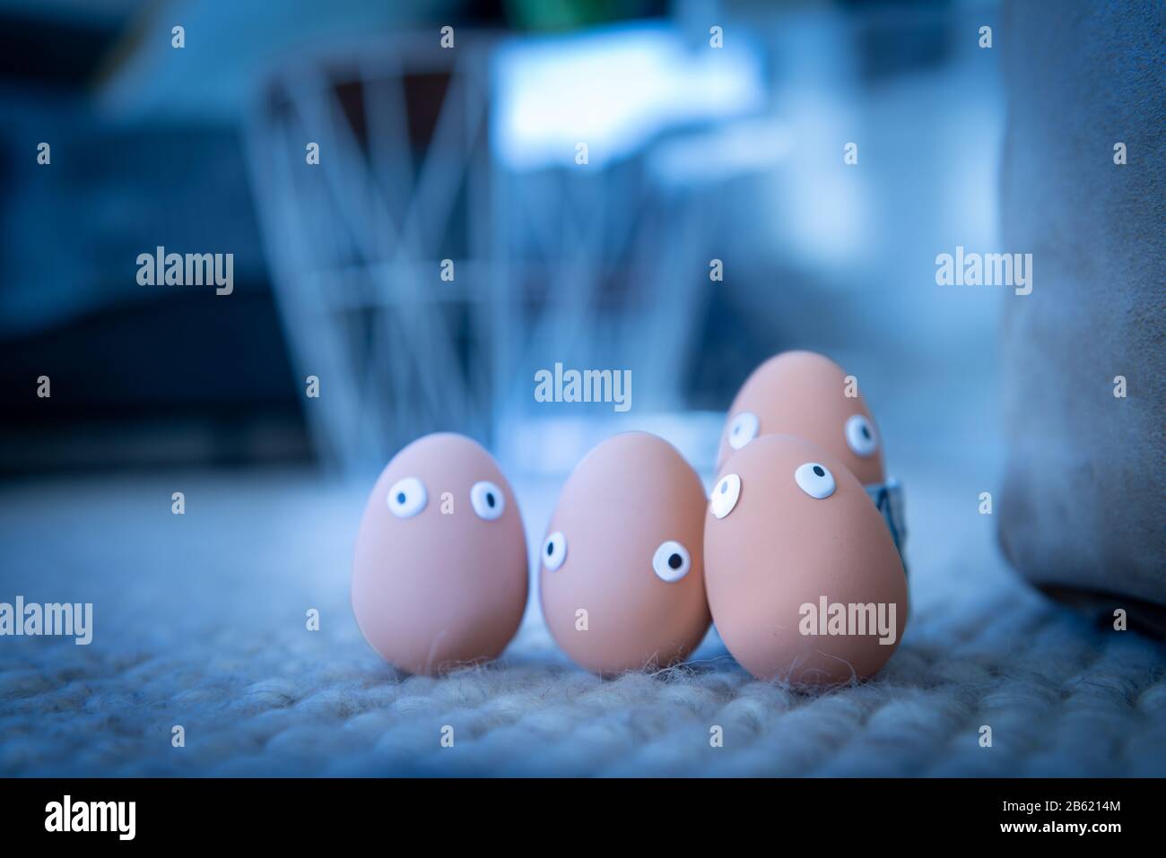 Un groupe d'oeufs de Pâques avec des yeux drôles est caché tôt le matin, les enfants doivent les chercher. Joyeuses Pâques, thème de Pâques, contexte, Banque D'Images