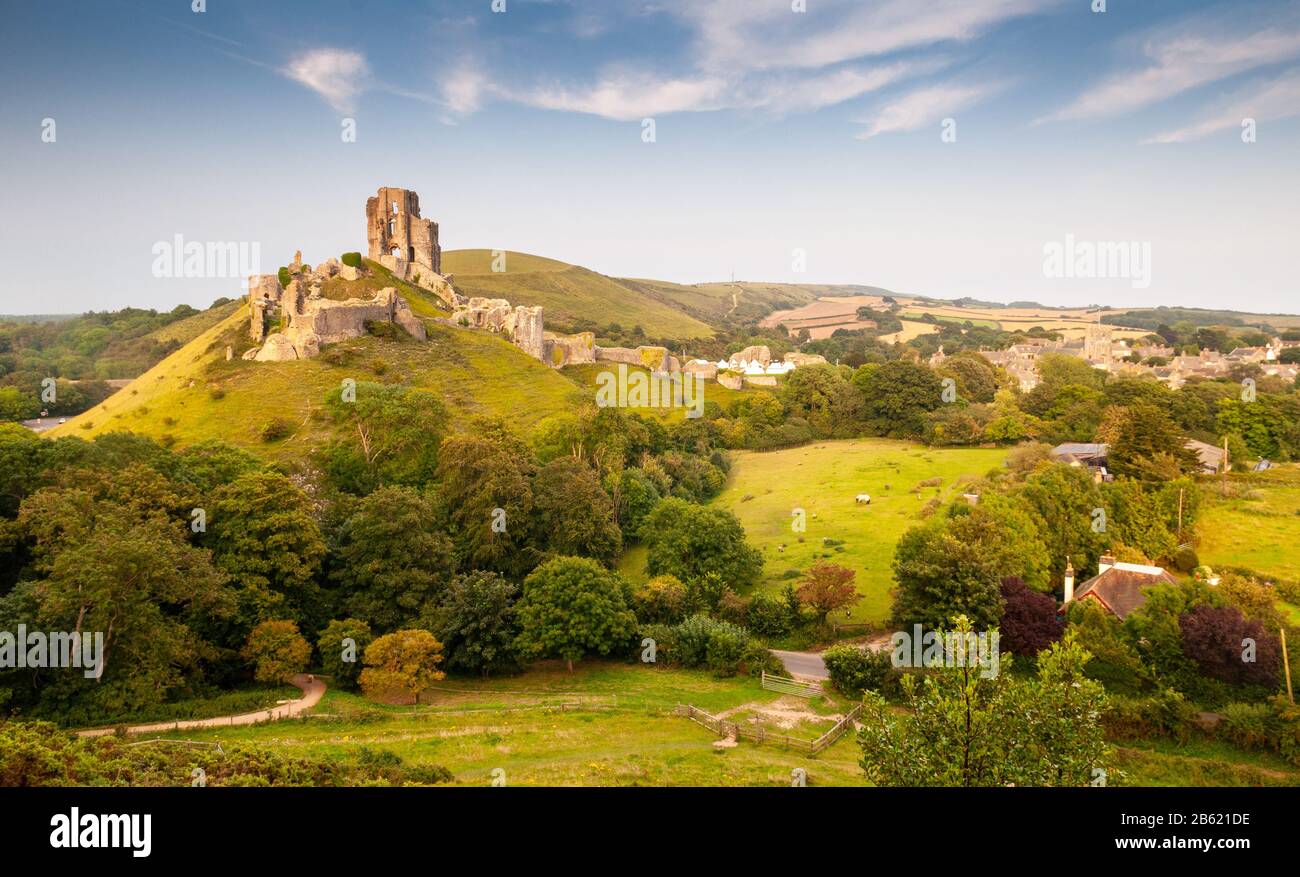 Soleil du soir brille sur les murs en ruine du château médiéval au château de Corfe à Dorset's collines de Purbeck. Banque D'Images