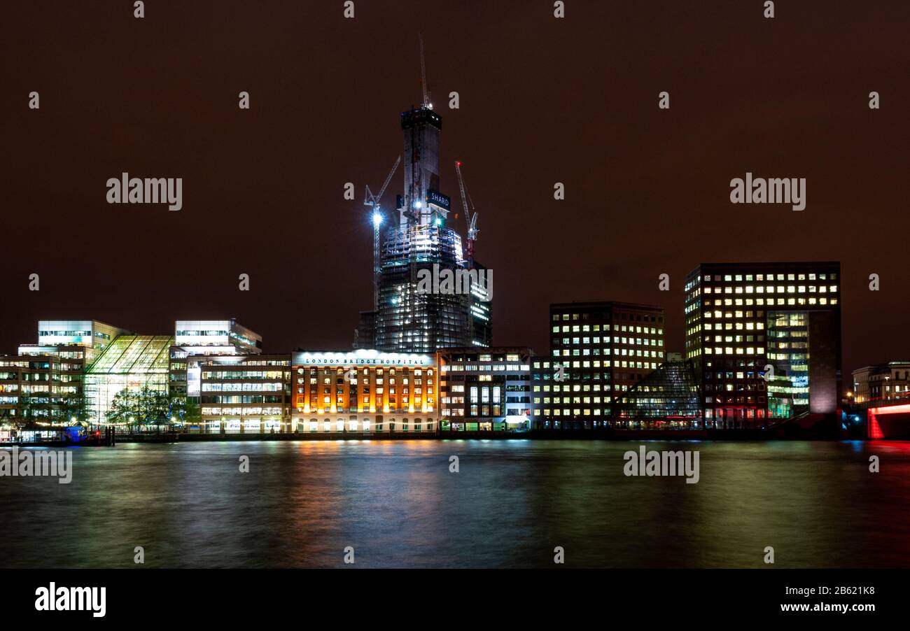 Londres, Angleterre, Royaume-Uni - 13 octobre 2010 : le gratte-ciel de Shard est éclairé la nuit lors de la construction du London Bridge sur le bord de la Tamise. Banque D'Images