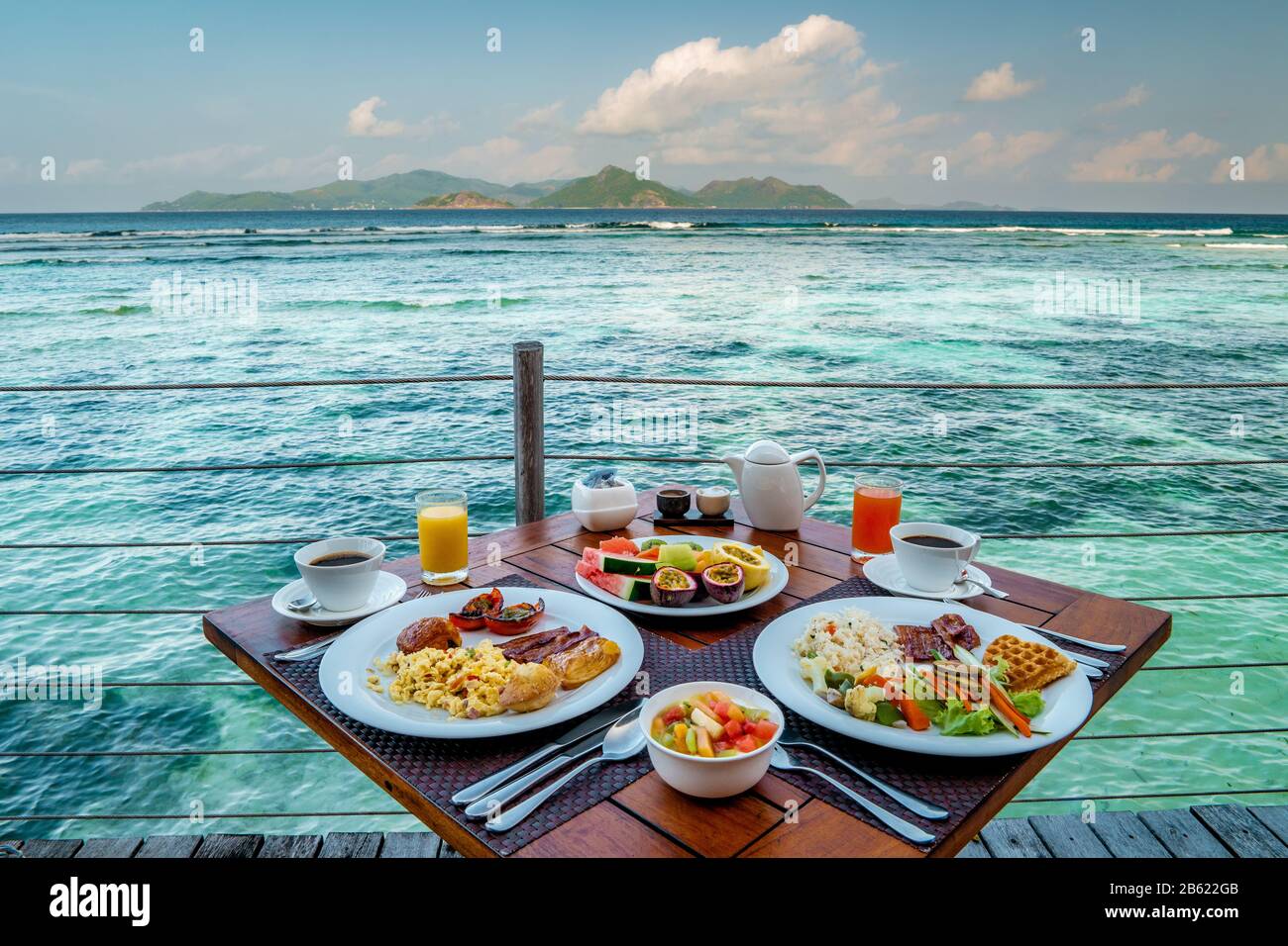 Petit déjeuner sur la plage près de la piscine avec vue sur l'océan de la Digeu Seychelles Banque D'Images