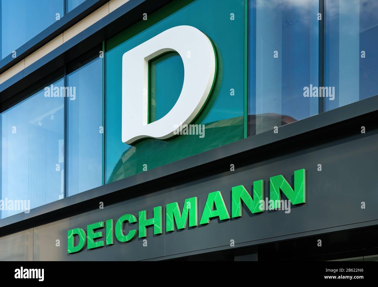 Francfort, Allemagne, 03/01/2020: Logo Deichmann sur une façade. Deichmann est une grande chaîne allemande de vente au détail de chaussures et de vêtements de sport Banque D'Images