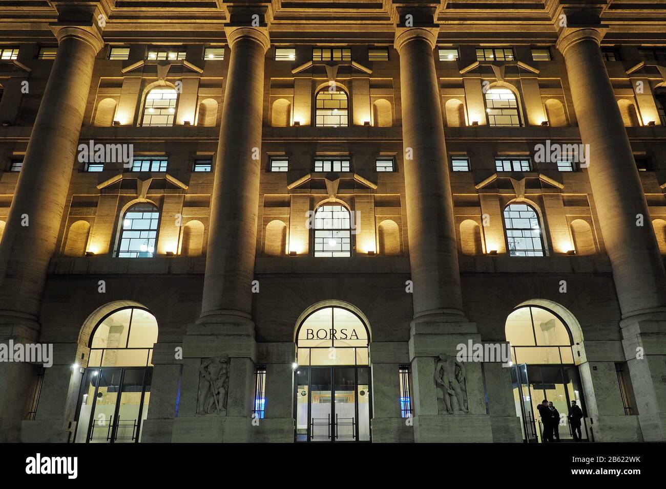 Palais de minuit, siège de la bourse italienne à Milan, sur la Piazza degli affari. Banque D'Images