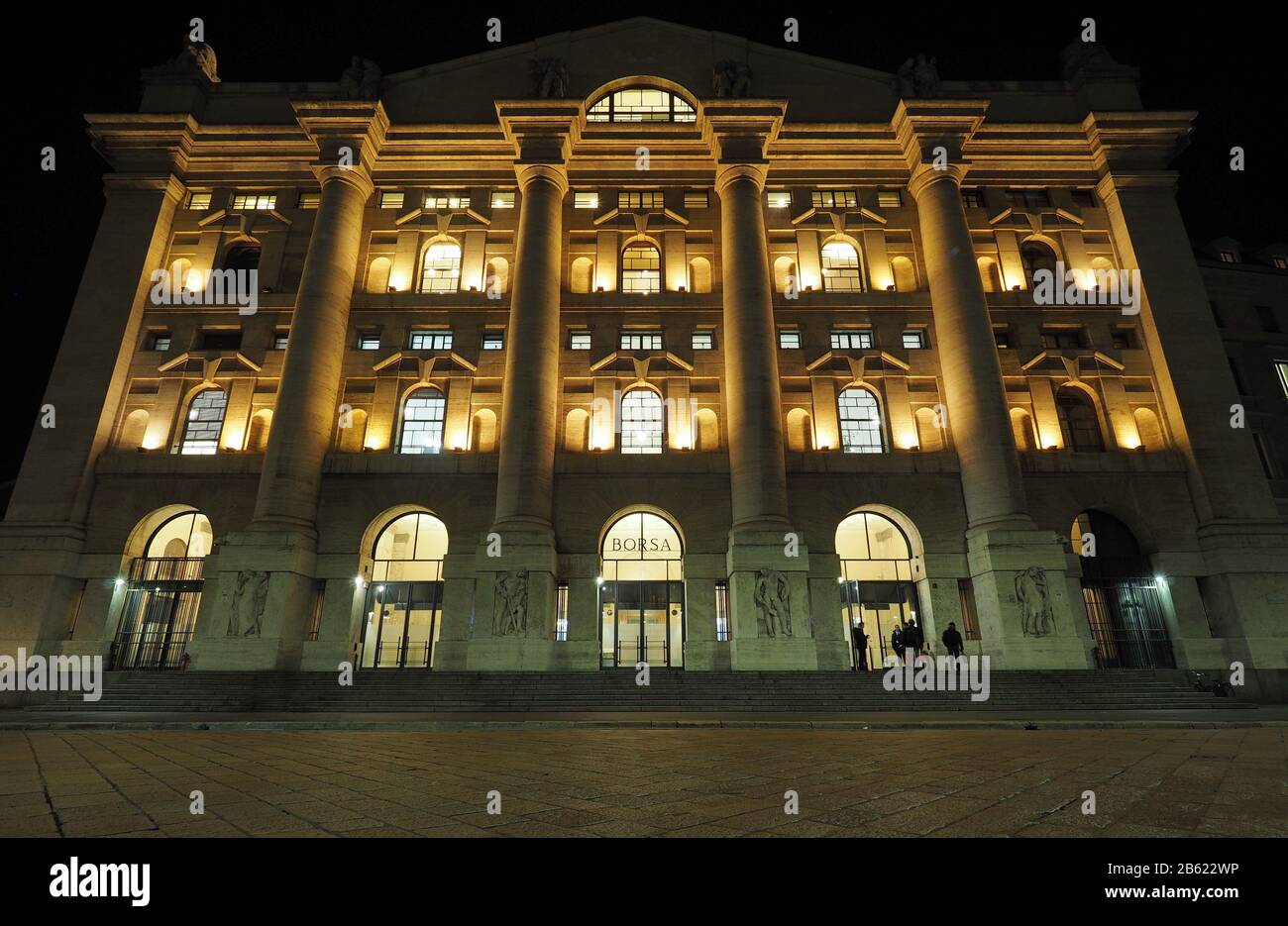 Palais de minuit, siège de la bourse italienne à Milan, sur la Piazza degli affari. Banque D'Images