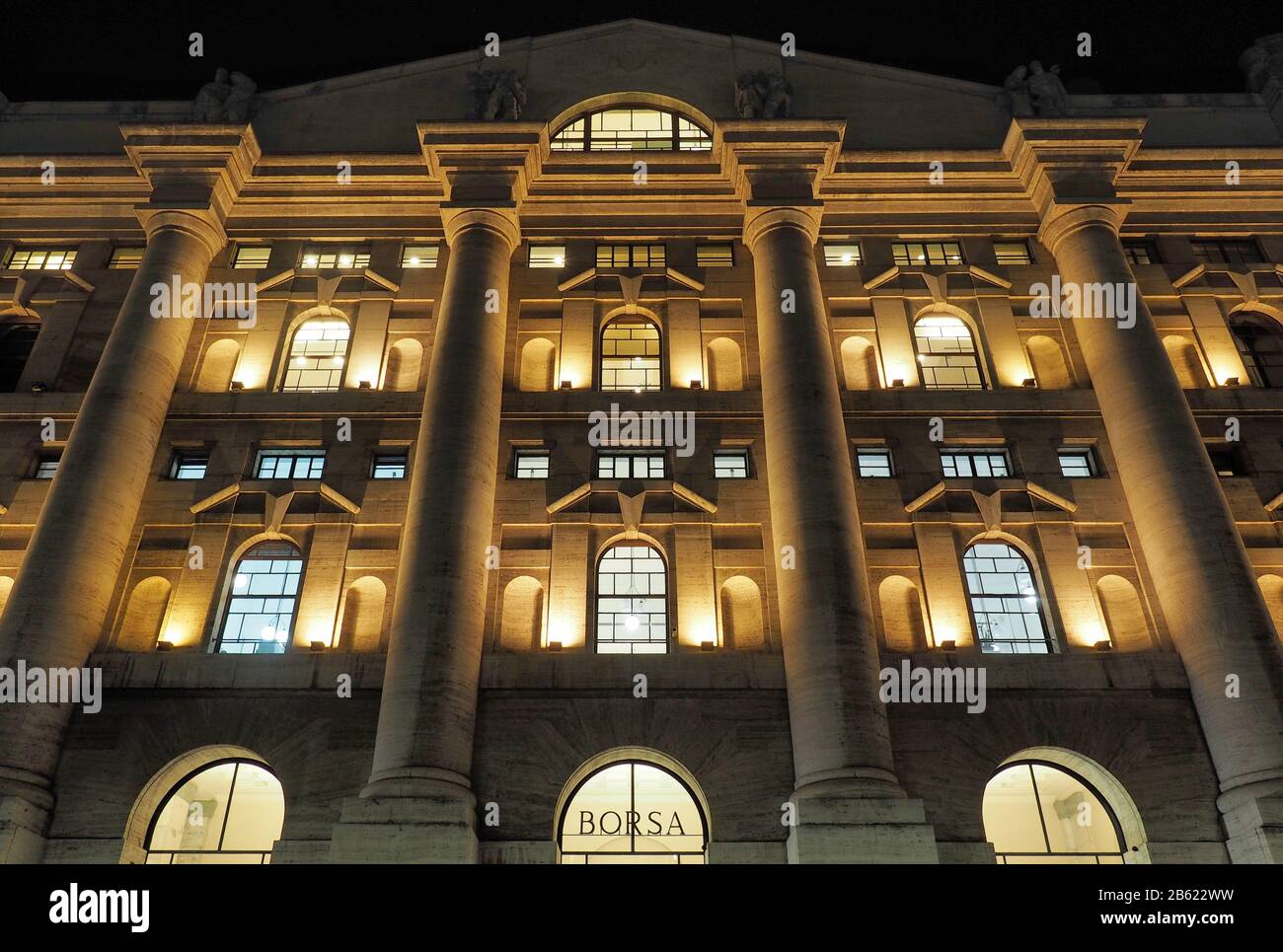 Palais de minuit, siège de la bourse italienne à Milan, sur la Piazza degli affari. Banque D'Images