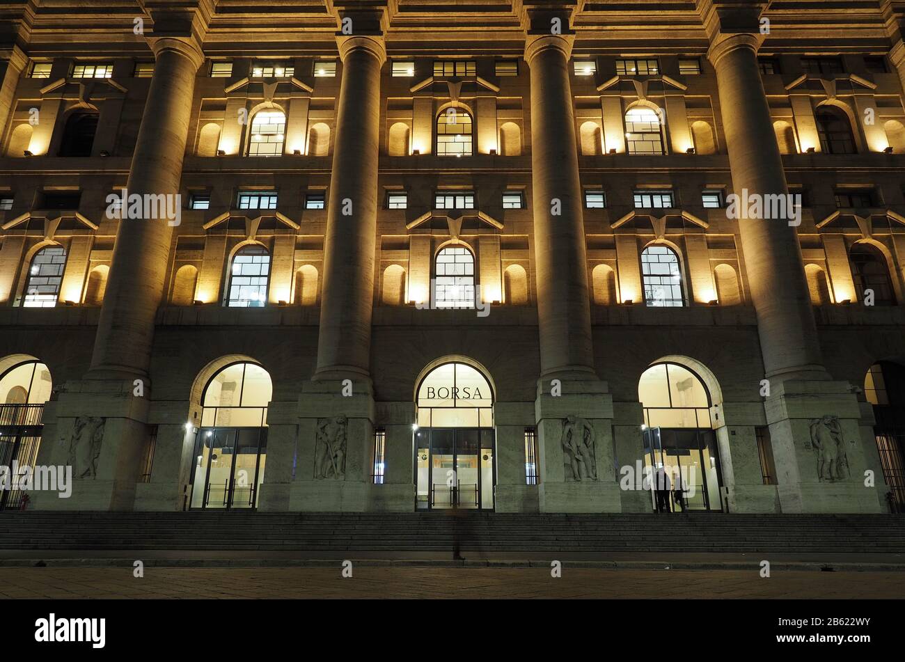 Palais de minuit, siège de la bourse italienne à Milan, sur la Piazza degli affari. Banque D'Images