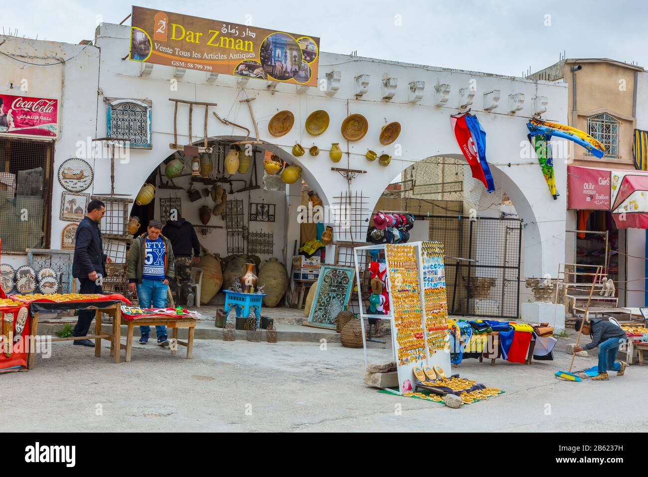 Boutique de cadeaux à proximité de l'amphithéâtre d'El Jem. El Jem. Tunisie,  Afrique Photo Stock - Alamy