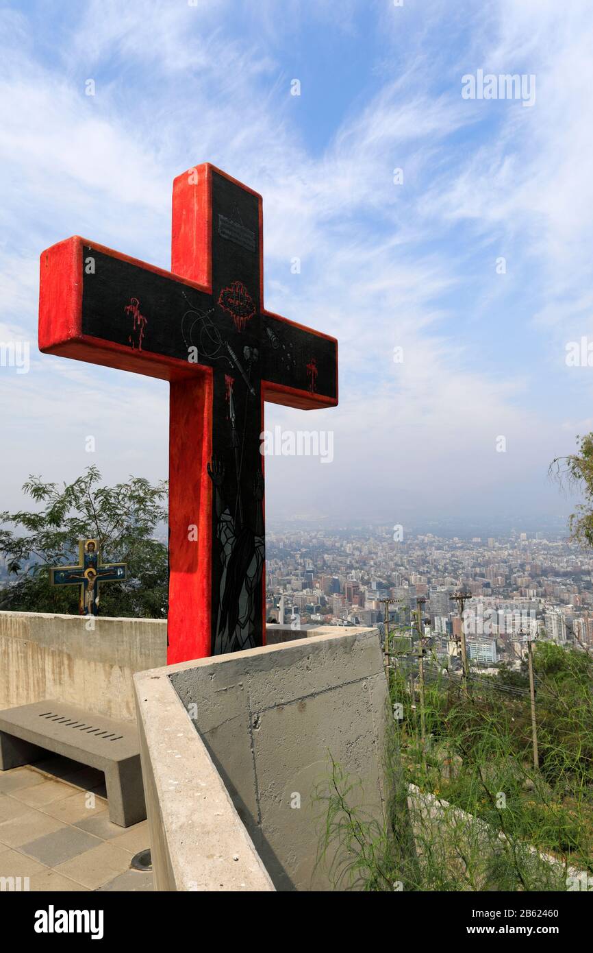 Crucifix sur le Camino de las siete palabras (Chemin Des Sept Mots), Cerro San Cristóbal, Santiago City, Chili. Banque D'Images