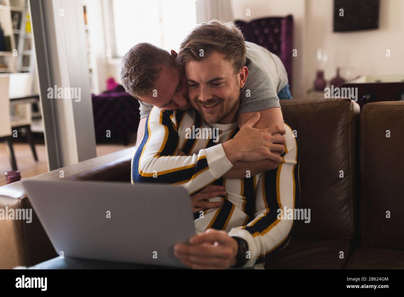 Vue avant couple homosexuel regardant l'ordinateur portable Banque D'Images