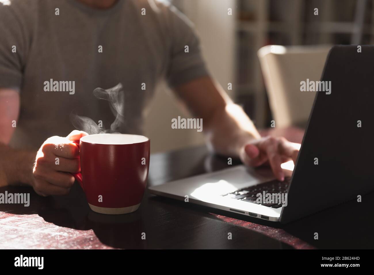 Homme avec café et ordinateur portable Banque D'Images