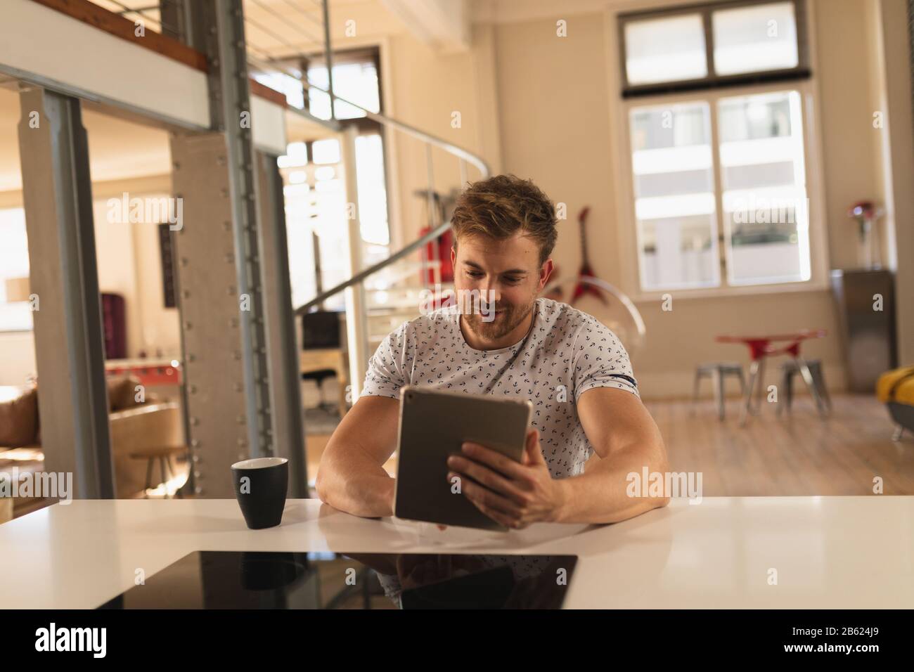 Caucasian man using digital tablet Banque D'Images