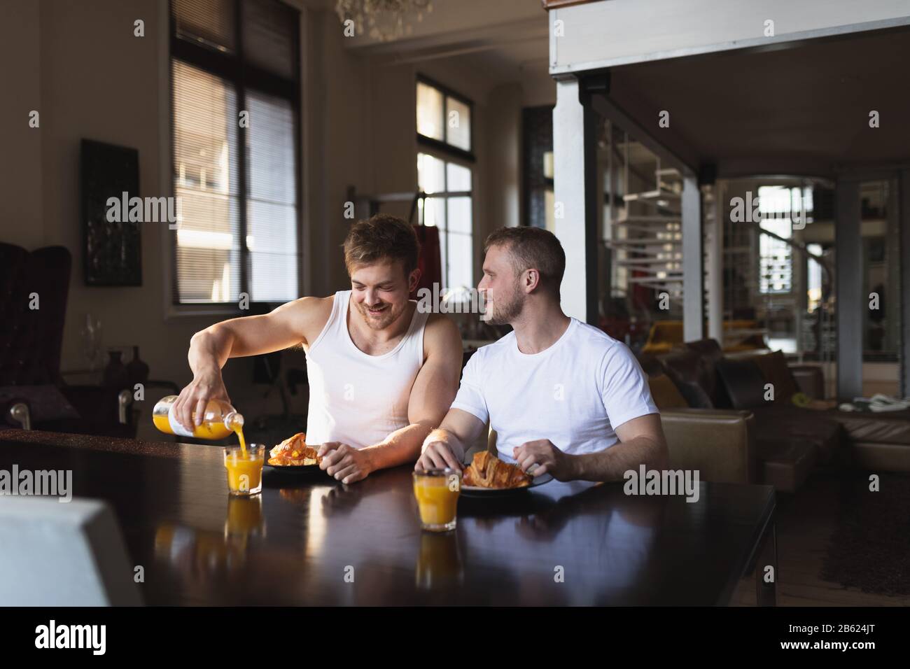 Couple caucasien de sexe masculin qui mange le petit déjeuner ensemble Banque D'Images