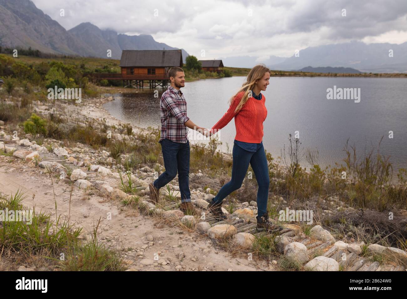Couple caucasien marchant côte à côte et marchant autour du lac Banque D'Images