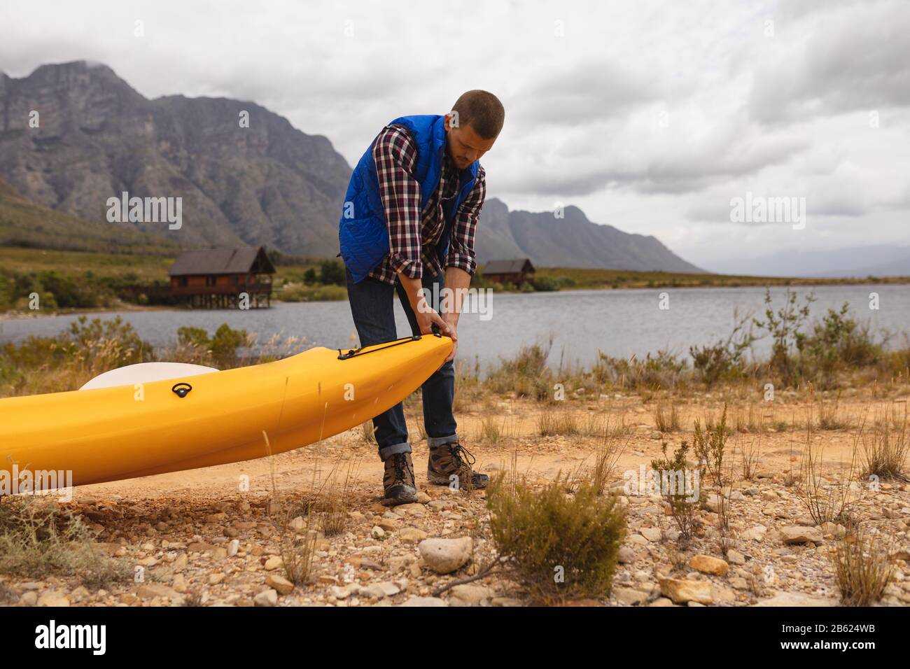 Homme caucasien tenant un kayak Banque D'Images