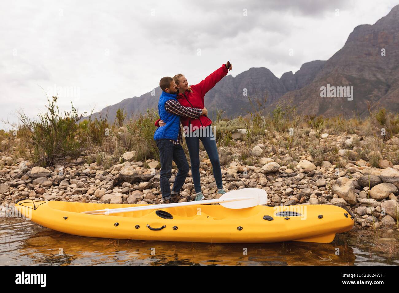 Un couple caucasien a pris un selfie près de son kayak Banque D'Images