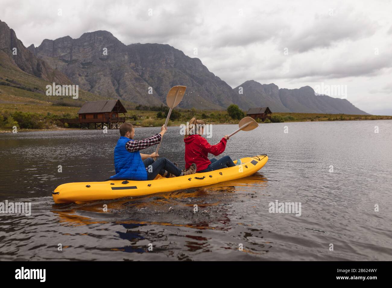 Couple caucasien appréciant leur kayak Banque D'Images