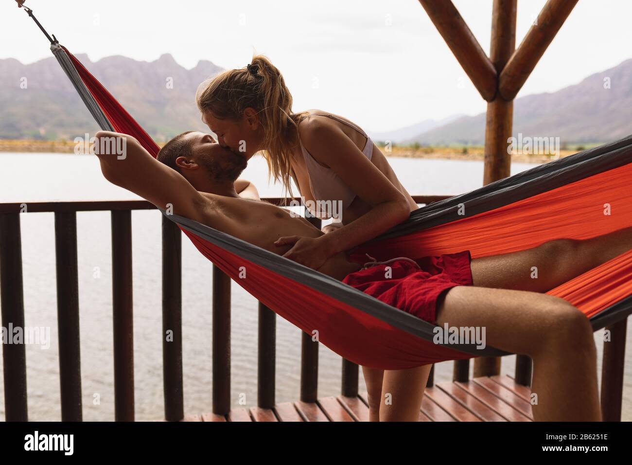 Couple kissing in hammock Banque de photographies et d'images à haute  résolution - Alamy