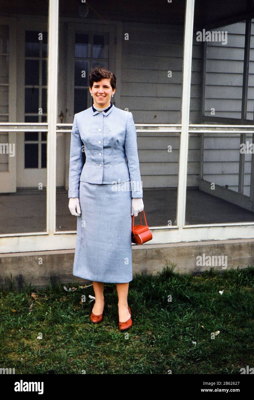 Jeune femme posant pour une photo dans une tenue bleue, la jupe longue  conservatrice CA. 1950-1955 Photo Stock - Alamy