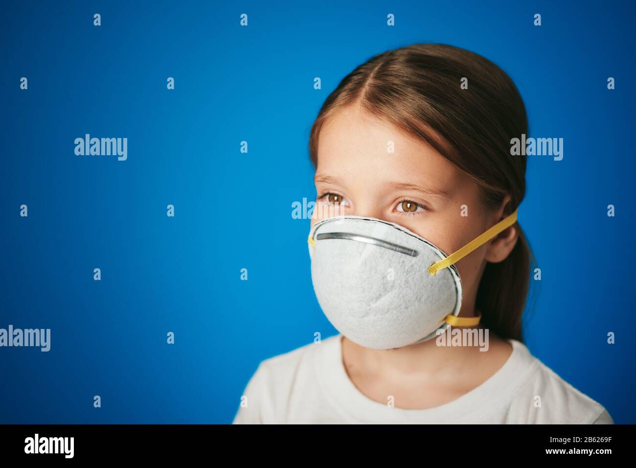 Petite Fille Blanche Utilisant Un Masque De Protection Contre Le Virus Banque D'Images