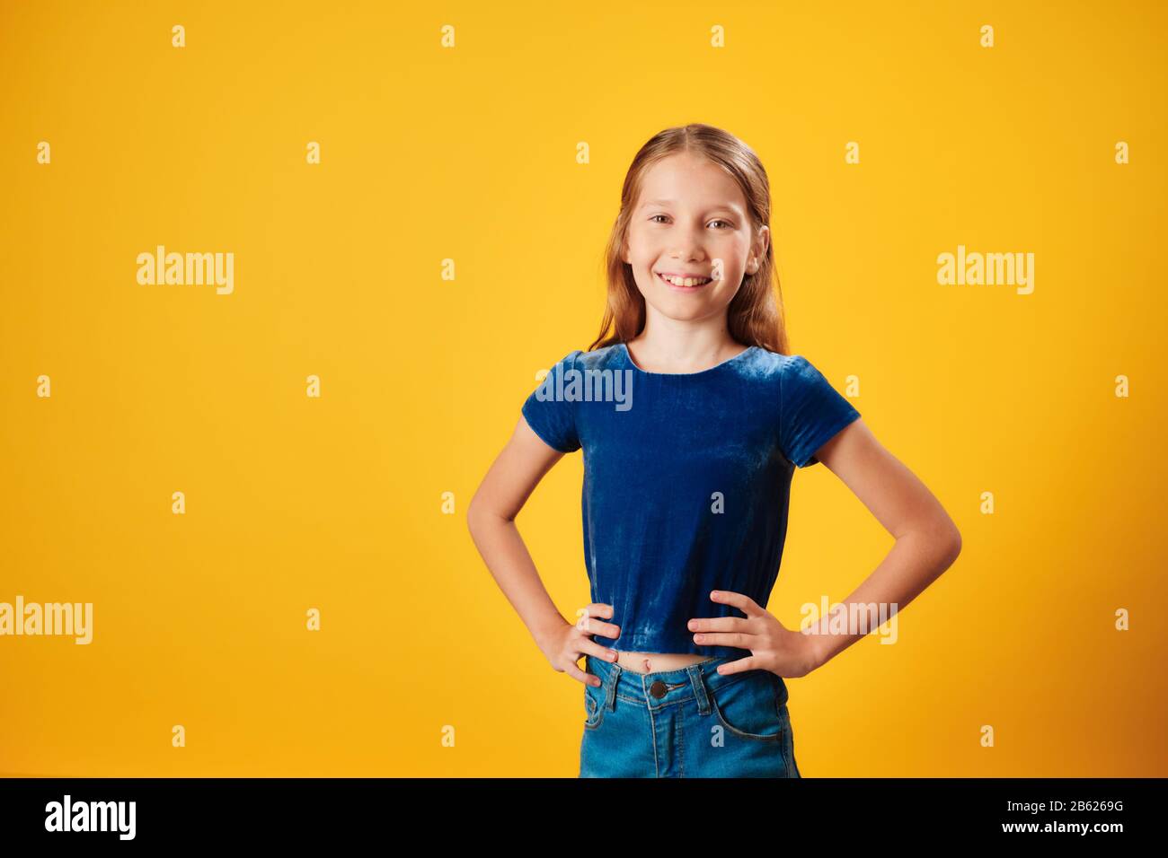 Portrait De Little Redhead Girl Smiling Fier À L'Appareil Photo Banque D'Images