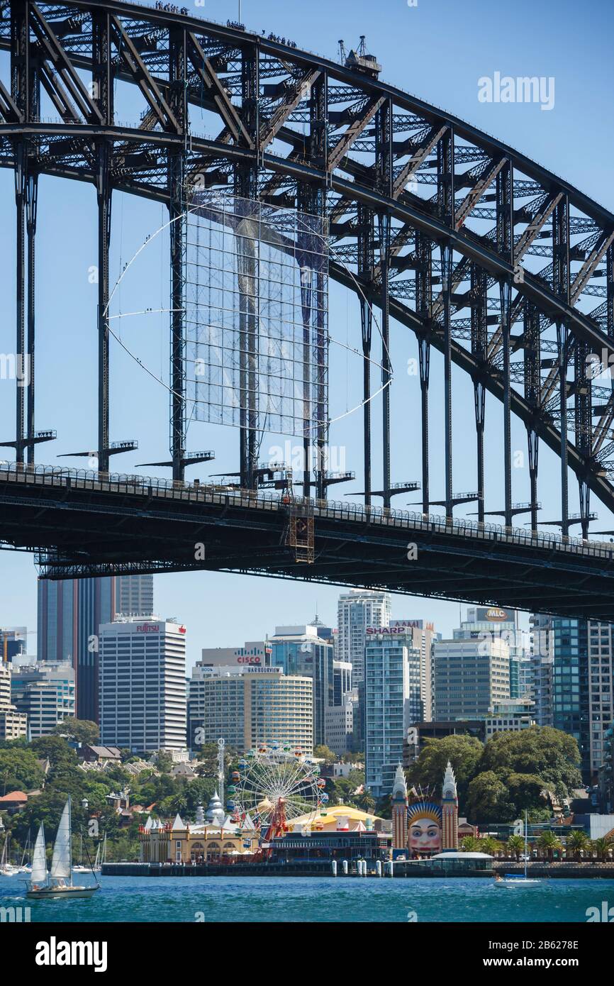 Le pont du port de Sydney avec Luna Park et les gratte-ciel de la ville de Sydney offrent une toile de fond lors d'une journée ensoleillée Banque D'Images