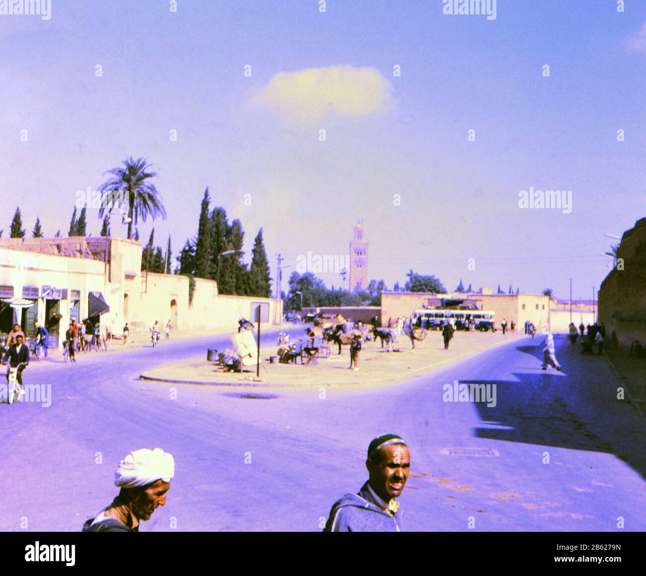 Scène de rue dans une ville au Maroc CA. 1969 Banque D'Images