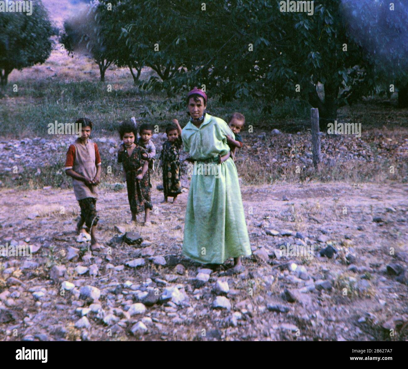 Les enfants de la campagne rurale du Maroc peuvent. 1969 Banque D'Images