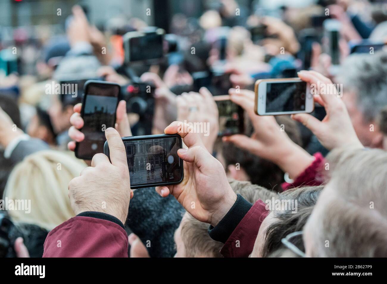 Westminster Abbey, Londres, Royaume-Uni. 9 mars 2020. Cameraphone mania - un service pour commémorer le Commonwealth est assisté par la famille royale et des représentants des pays du Commonwealth, à l'abbaye de Wrestminster, Londres. Crédit: Guy Bell/Alay Live News Crédit: Guy Bell/Alay Live News Banque D'Images