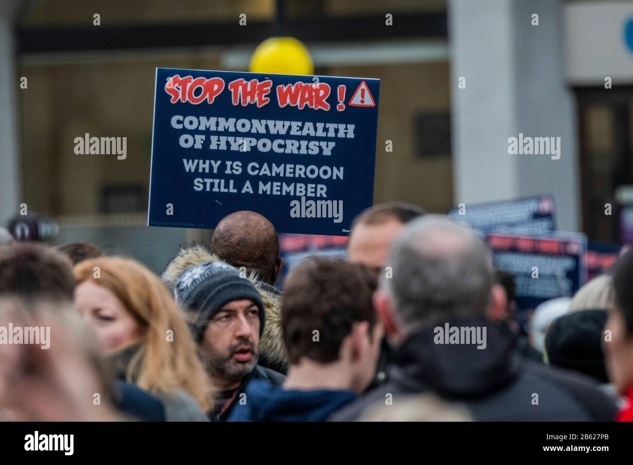 Westminster Abbey, Londres, Royaume-Uni. 9 mars 2020. Manifestants du Cameroun à l'extérieur - un service pour commémorer le Commonwealth est assisté par la famille royale et des représentants des pays du Commonwealth, à l'abbaye de Wrestminster, Londres. Crédit: Guy Bell/Alay Live News Crédit: Guy Bell/Alay Live News Banque D'Images
