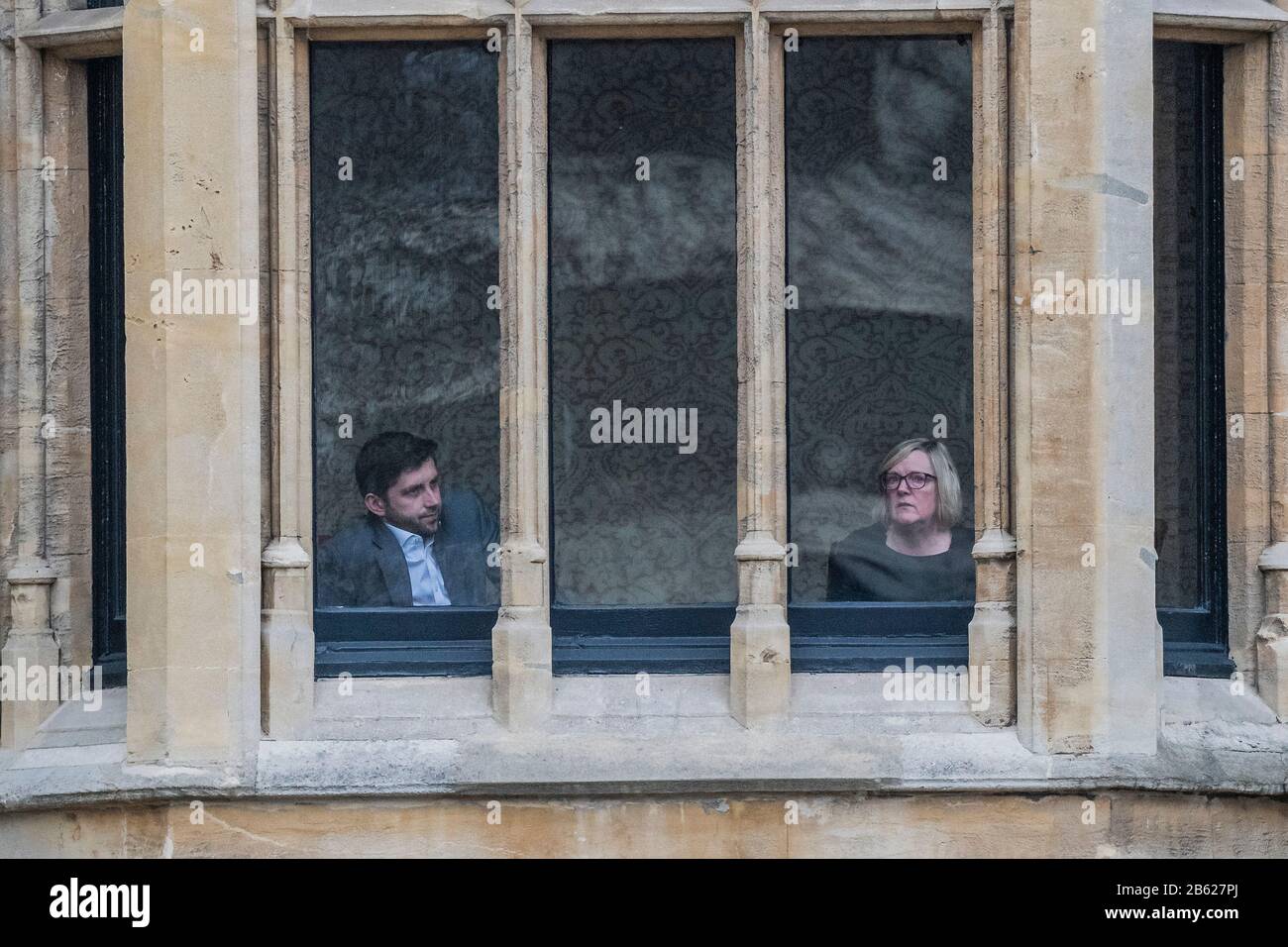 Westminster Abbey, Londres, Royaume-Uni. 9 mars 2020. Les gens regardent de chaque point de vue - un service pour commémorer le Commonwealth est assisté par la famille royale et des représentants des pays du Commonwealth, à l'abbaye de Wrestminster, Londres. Crédit: Guy Bell/Alay Live News Crédit: Guy Bell/Alay Live News Banque D'Images