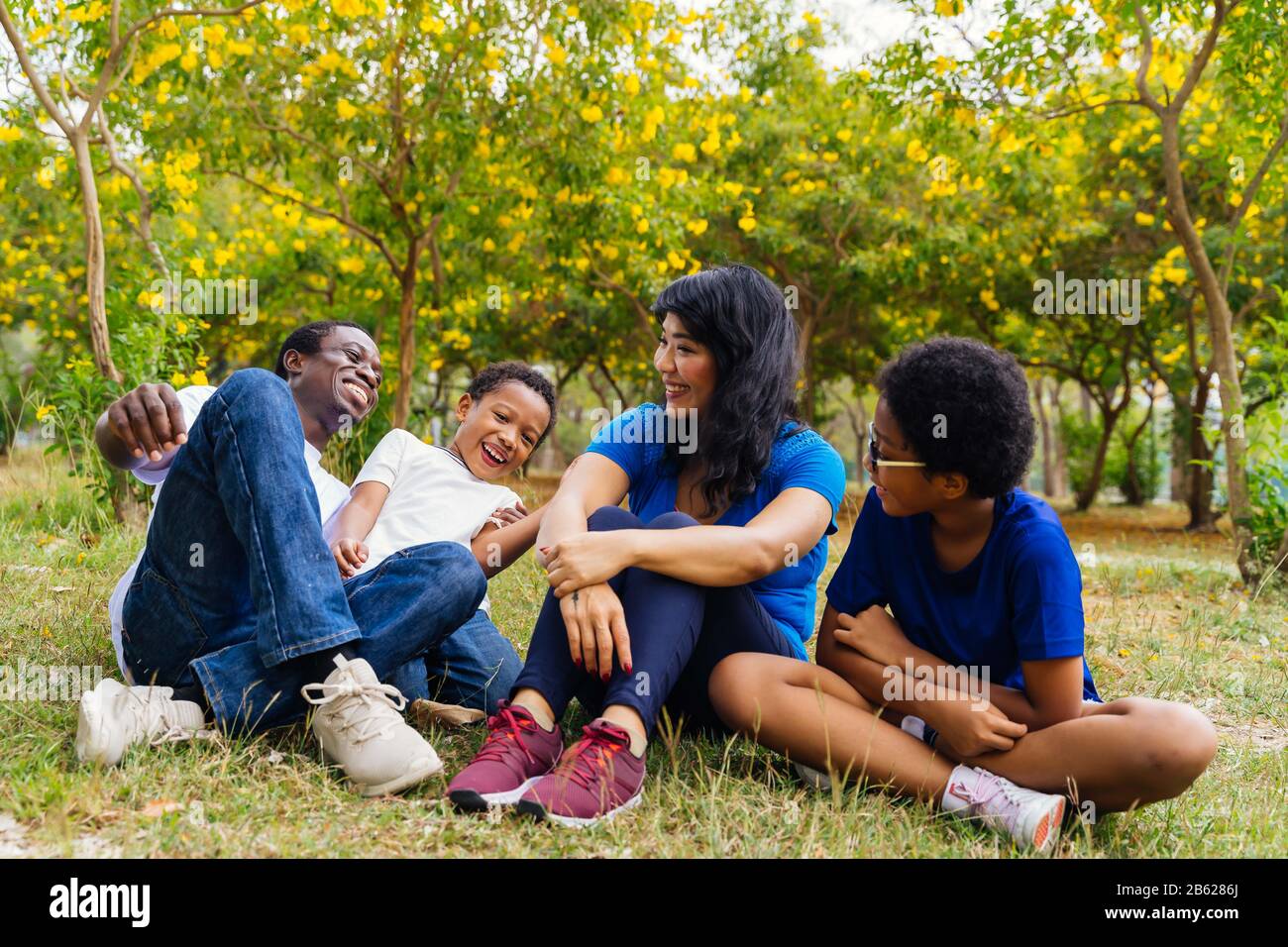 Une Famille Africaine Heureuse De Quatre Personnes S Est Penchee Et Assise Dans Le Parc Verdoyant Ils Rient Et Profitent D Activites En Plein Air En Ete Photo Stock Alamy Une Famille Africaine Heureuse De Quatre Personnes S Est Penchee Et Assise Dans Le Parc Verdoyant Ils Rient Et Profitent D Activites En Plein Air En Ete Photo Stock Alamy