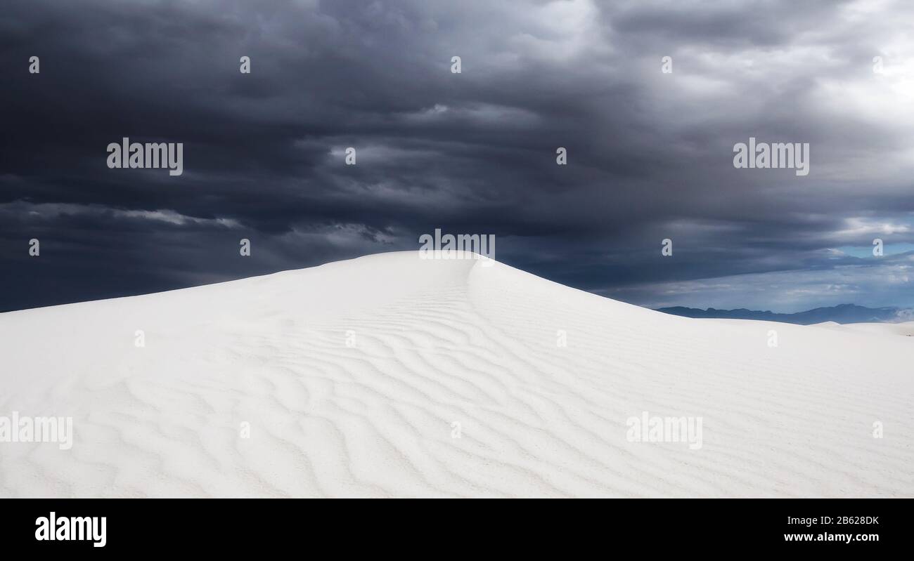 Tempête approchant une dune de sable dans le parc national de White Sands, NM. Texture en vue sous les nuages orageux. Banque D'Images